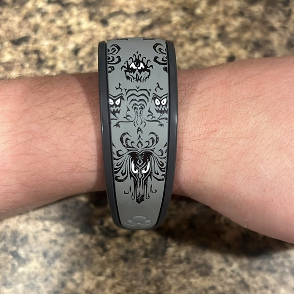 🏚️👻🐭🏰 Disney Limited Release Haunted Mansion Original MagicBand - Picture 2 of 5